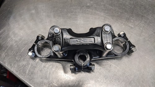 Suzuki gsx750et top yoke upper - suzuki,