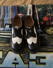 DR MARTENS BLACK WHITE WINGTIP