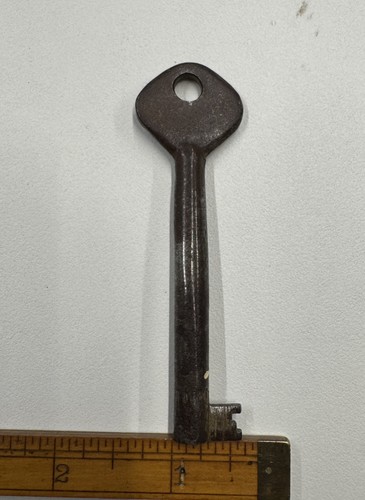 Antique skeleton - 🗝️,