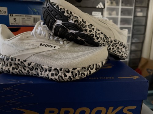 Brooks women size 6 - women’s,