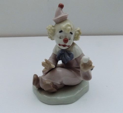 Lladro nao sitting - sitting, clown