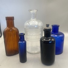 NICE GROUP OF GENUINE VINTAGE VICTORIAN AND LATER POISON CHEMIST BOTTLES P4