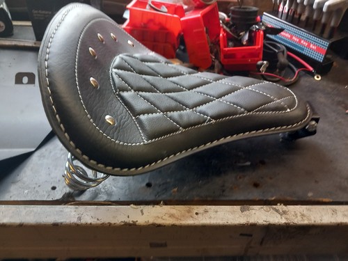 Chopper sprung seat - with, base