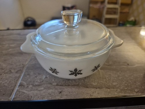Pyrex jaj lidded dish - jaj, in