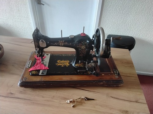 Jones vintage hand crank - hand,