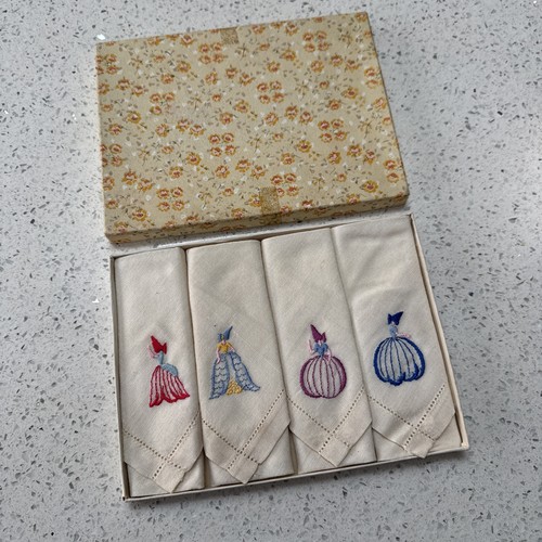 Pretty vintage embroidered - vintage,