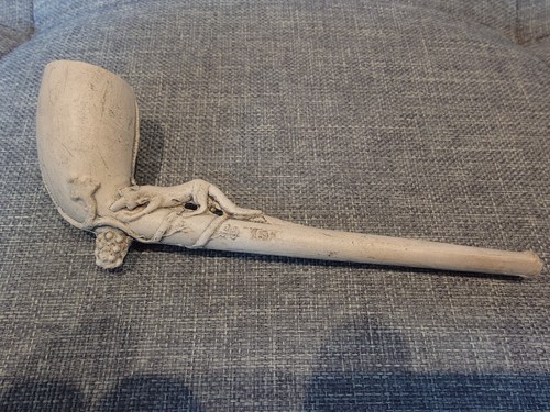 Antique vintage clay pipe - /,