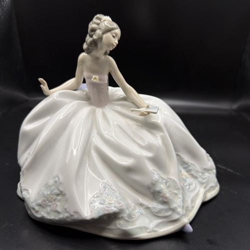 Lladro the ball 5859 lady - lladro,