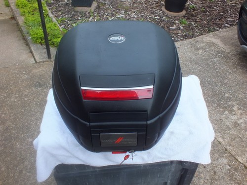 Givi traffic top box comes - box, wih
