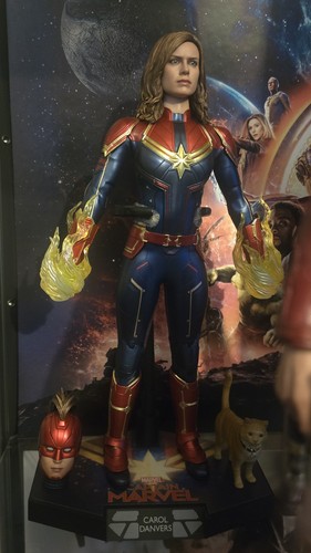 Hot toys captain marvel - captain,