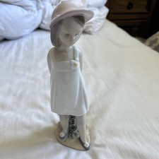 LLADRO NAO, MY FAVORITE BOOK