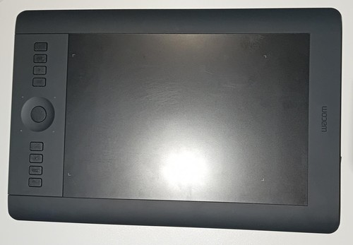 Black wacom intuos pro - pro, medium