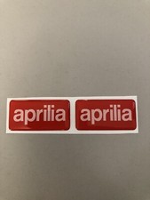 2 Adesivi resinati mm 40x20x2 Stickers APRILIA con scritta in profondità :Leggi