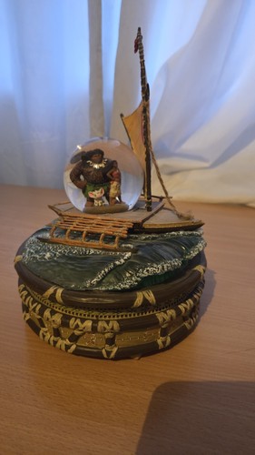 Disney snowglobe moana maui - disney,