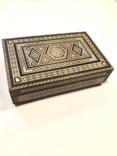Wooden musical box with - musical, inlay