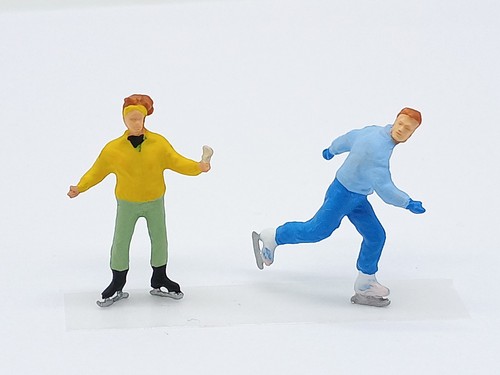 Preiser figures ice skaters - figures,