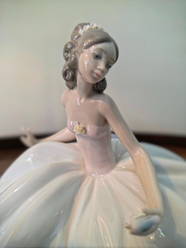 Lladro the ball - "at,