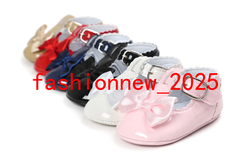 Newborn infant baby girl - infant,