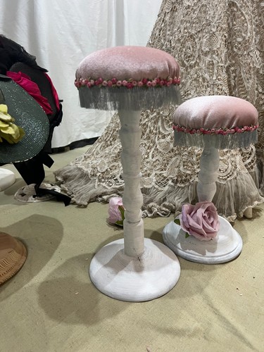 Vintage hat stands - , pieces)