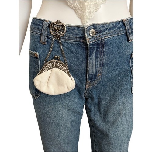 White kiss clasp closure - kiss,