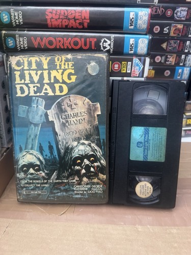 City the living dead - of,