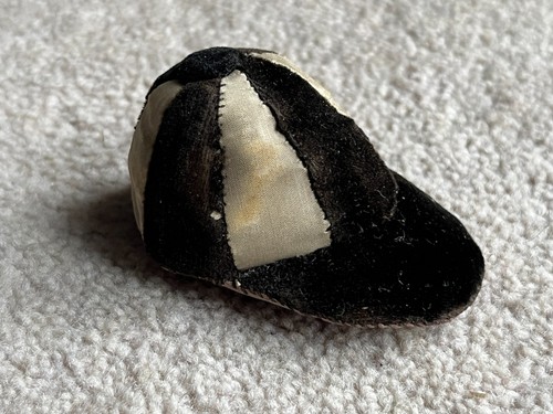 Jockey cap design pin - jockey's,