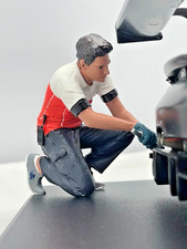 Race Crew Mechanic Resin Model