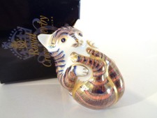 ROYAL CROWN DERBY PLAYFUL  KITTEN GOLD STOPPER PAPERWEIGHT boxed with free post