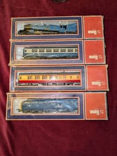 LIMA TRAIN SET 2X TRAINS AND CARRIAGES BATTERY AND TRACK