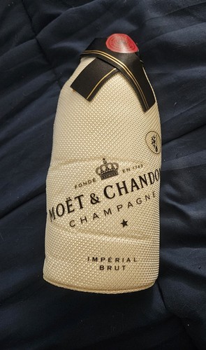 Moet chandon champagne - chandon,