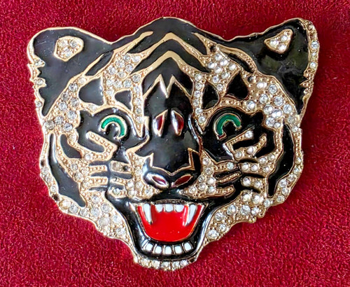 Butler wilson brooch - &,