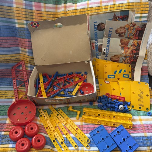 Vintage plastic meccano - set, 2