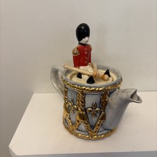 Vintage Swineside The Teapottery Soldier Drum drummer Teapot royal gold 7”