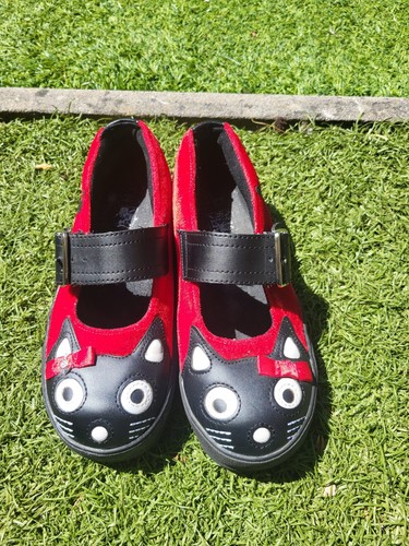 Black red cat face - t.u.k.,