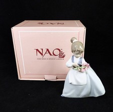 Vintage Nao Lladro 'My Bouquet' Girl Holding Flowers 1985 Figurine Boxed