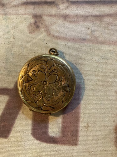Large round gold tone pendant - large,