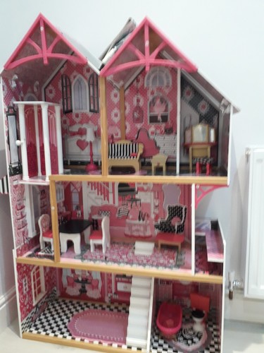 Kidkraft dolls house with some - dolls,