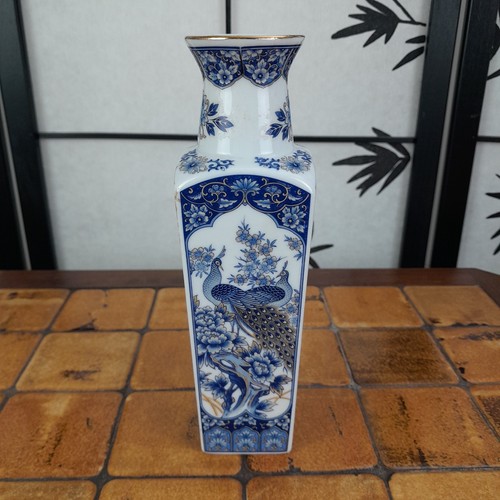 Jamestown china vase - jamestown, royal