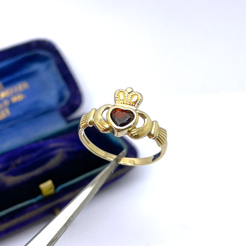 9ct gold claddagh - gold,