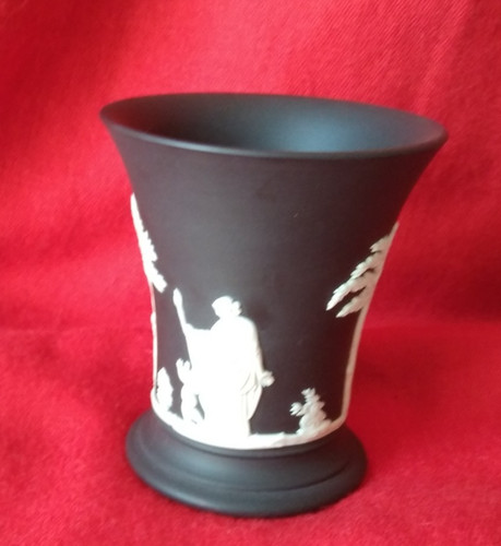 Wedgwood black basalt - black,