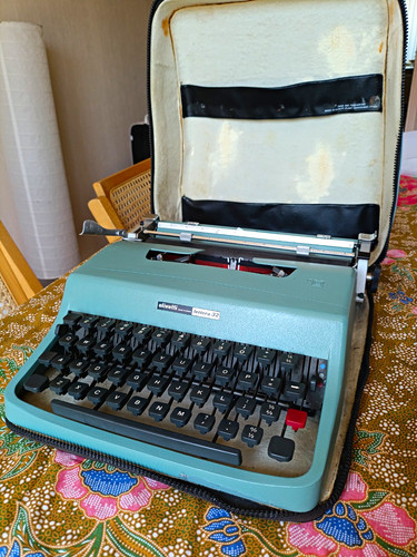 Olivetti lettera typewriter - lettera, 32