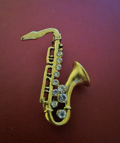 Saxophone brooch gold - saxophone,