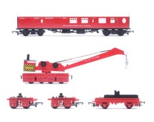 TRIANG HORNBY 'OO' GAUGE RAKE OF 5 ASSORTED BREAKDOWN CRANE, WAGONS & COACH