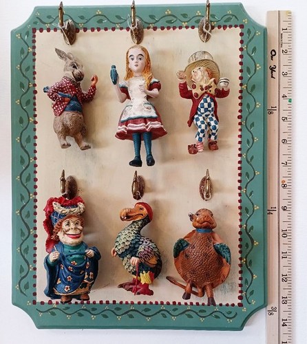 Alice wonderland figurines - in,