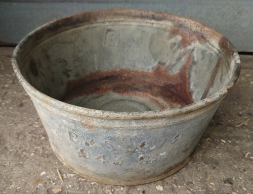 Vintage round galvanised wash - round,