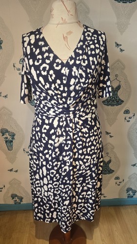Flattering blue animal - flattering, print