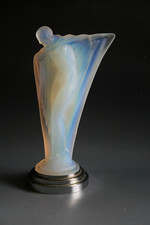 ART DECO ETLING  NUE AU BRAS TENDU OPALESCENT GLASS FIGURE