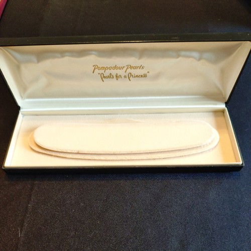 Empty vintage pompadour - vintage,