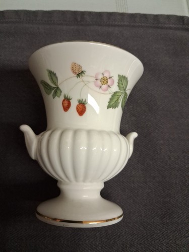 Wedgwood wild strawberry - wild, urn