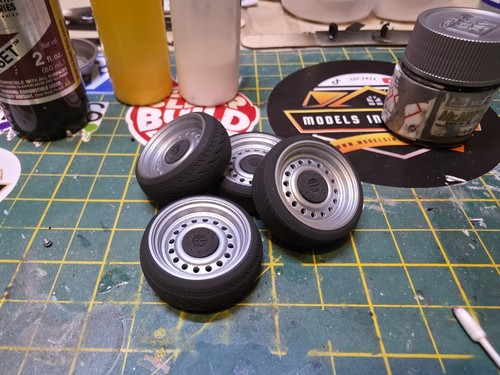 Scale banded steels - 1/18,